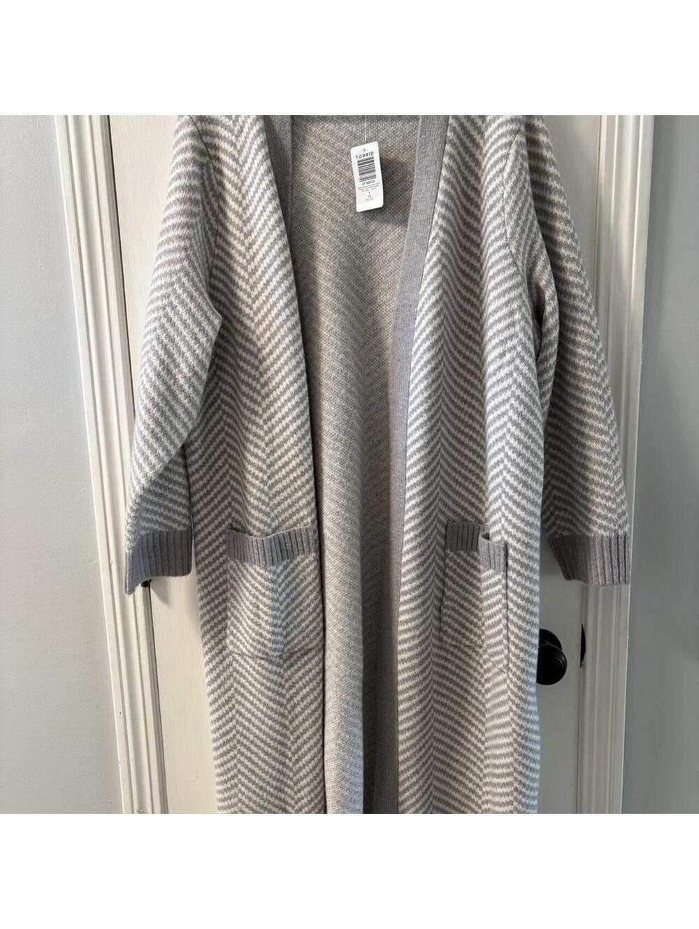 Torrid Women's Grey and Cream Cardigan